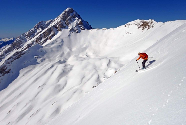 La descente de la rampe sud de la pointe Dzérat