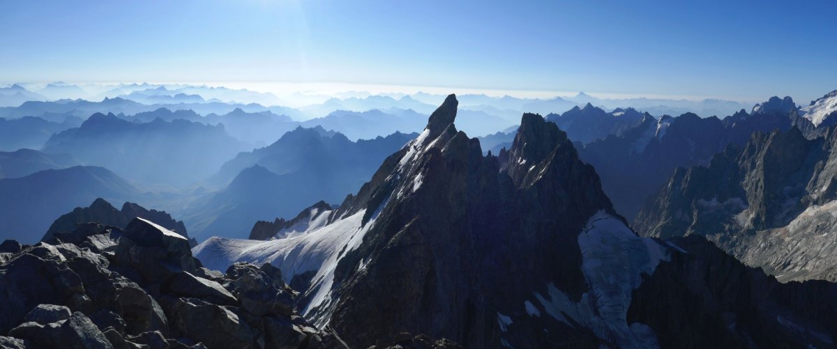 La traversée des arêtes, le Grand Pic au fond