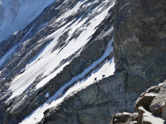 Une cordée partis du bivouac, sur l'arête avant les câbles de la Zsigmondy