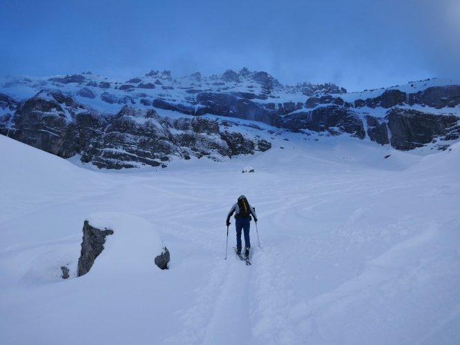 L'endroit est austère, l'ombre omniprésente