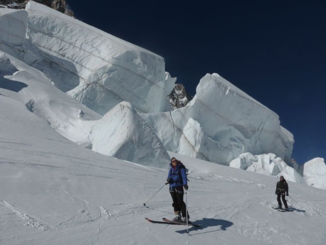 Sous les séracs du glacier des Rognons