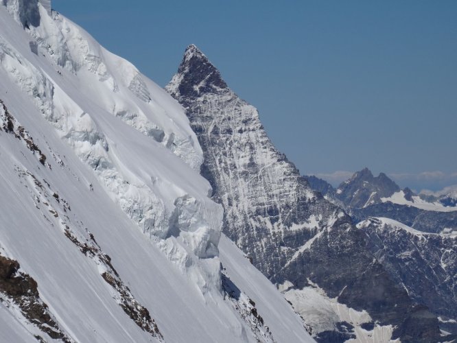 Le Cervin se cache derrière le Lyskamm au Mont-Rose en août