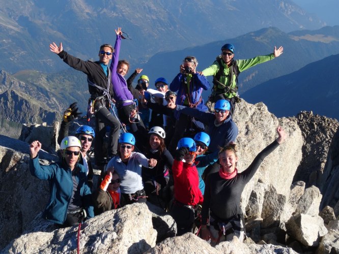 Beau groupe de jeunes au sommet de l'aiguille du Tour fin août