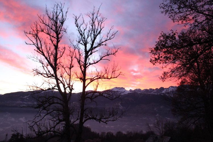 Coucher de soleil sur les Aravis, pollution en fond de vallée