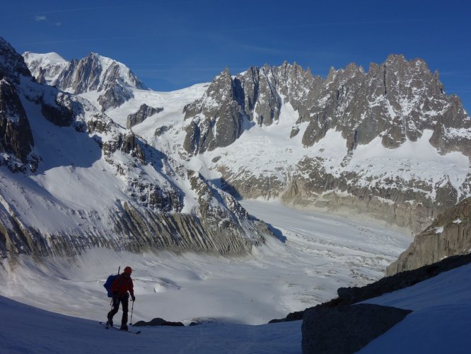 Montée sauvage et poètique dans le secteur du jardin de Talèfre début avril