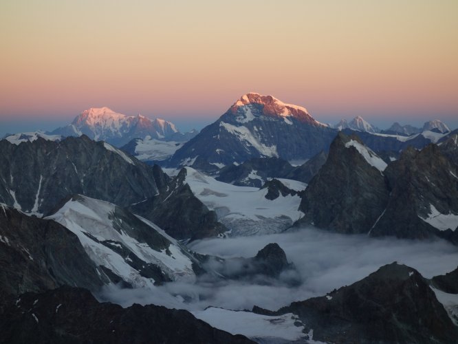 Lever de soleil depuis la Dent d'Hérens en juillet