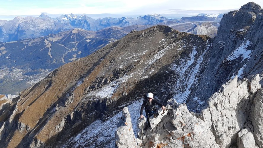 En octobre, traversée marquante depuis Magland entre la sauvage pointe d'Areu et la pointe des Arbennes