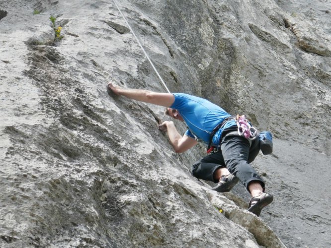 Mon fidèle Philippe dans une grimpe technique au rocher du Béart du Parmelan