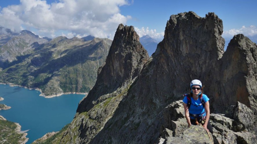 La traversée des Perrons au dessus d'Emosson début août