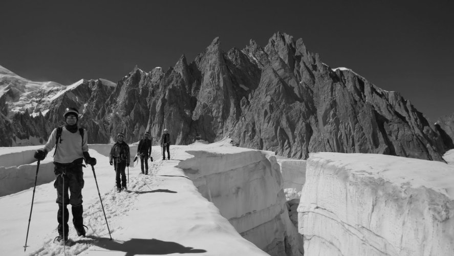 Préparation au Mont-Blanc sur les glaciers bien ouverts au coeur du massif