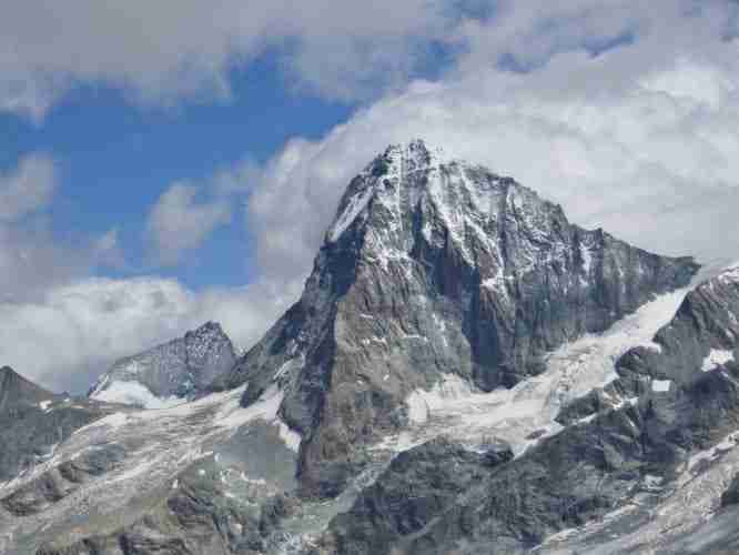 La Dent Blanche et les hauts-sommets sont restés enneigés