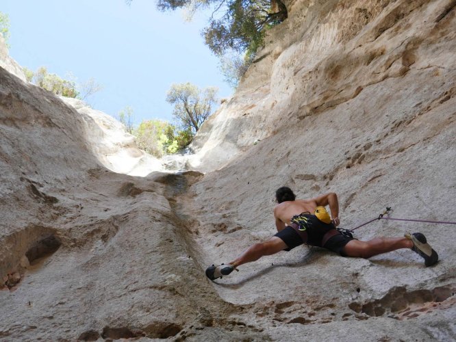 Lubna, un beau 7b de la grotte dell'Edera à Finale Ligure