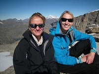 Les 2 participantes au sommet de la Tresenta, au fond le Mont-Blanc !