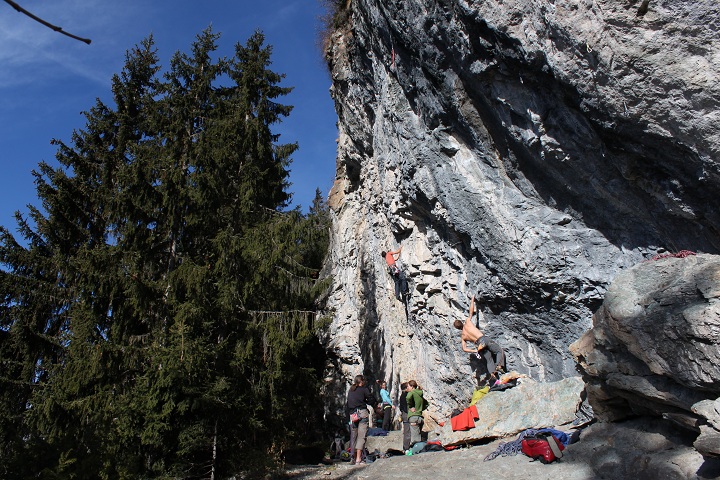 La falaise de Bionnassay, en haut partie gauche, avec les voies de chauffe (6c quand même)