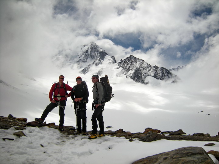 Sous la face Nord du Chardonnet avant de monter au col supérieur du Tour pendant la haute-route chamonix Zermatt