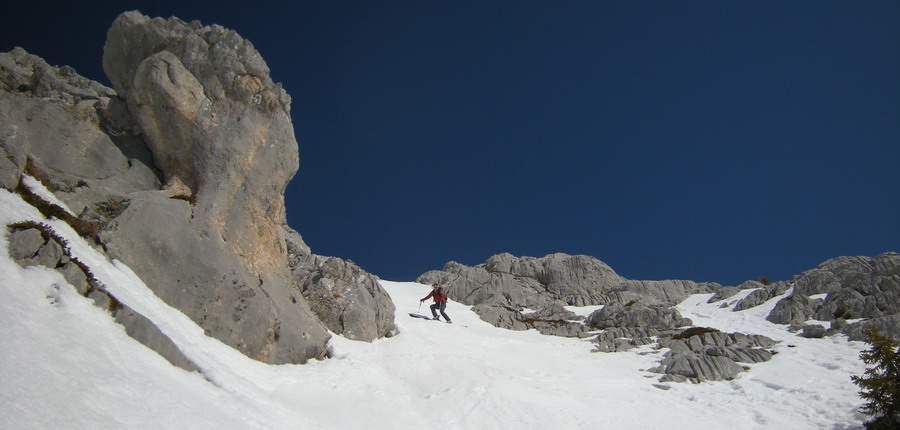 Franck en pente raide dans le couloir final, dans l'ambiance calcaire typique des Bornes