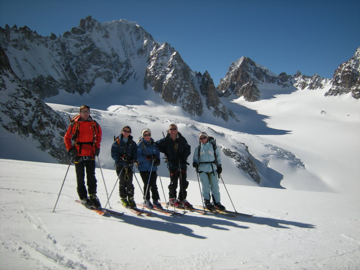 Le groupe à skis sur le glacier de Saleinaz, après la traversée de la Grande Lui