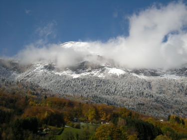 Fin octobre, première neige au dessus de Magland sur la Tête de la Sallaz