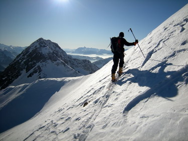 Arrivée à skis au Roc de Tavaneuse, magnifique belvédère du Chablais