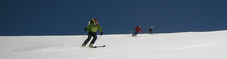 Descente à skis des pentes sud du Schwarzhorn en neige de printemps