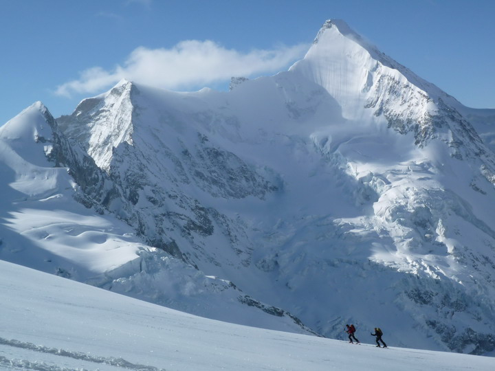 Montée à skis de randonnée au Blanc de Moming depuis la cabane Mountet