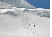 Descente en poudreuse du glacier de Moming