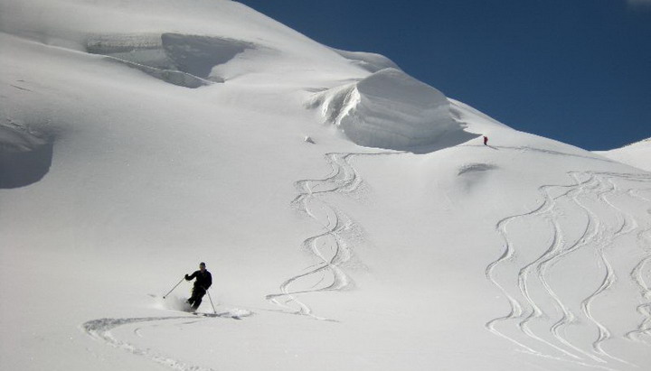 Belle descente en neige poudreuse du glacier de Moming