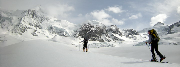 En montant à skis à la cabane Mountet, sur fond d'Obergabelhorn
