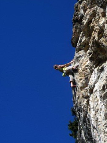 grimpeuse dans une voie dure du centre la grande face de Bionnassay