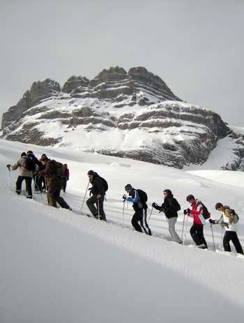 La montée paisible au refuge de Mayères en raquettes