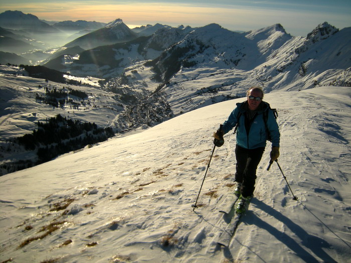 Arrivée à ski de randonnée au sommet de la Tête d'Auferrand