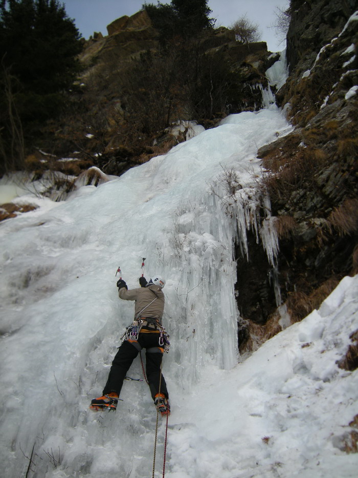 Magdalena en tête au départ de la cascade Ibex Gully à Cogne