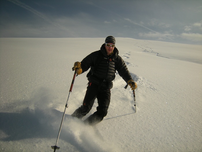 Belle neige poudreuse en ski de rando à la pointe du Château