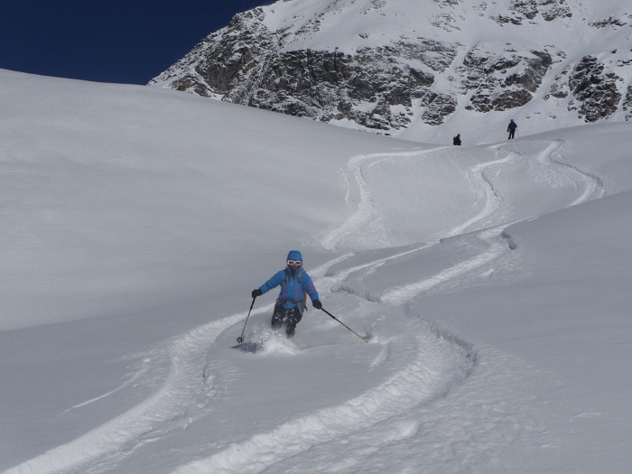 Belle poudreuse pendant la Haute-route de mars