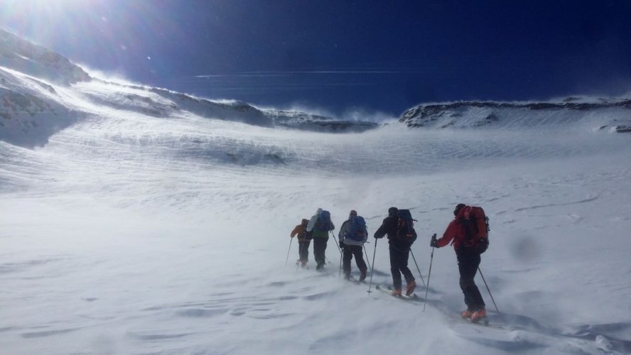 Gros vent au col de l'Etret en avril