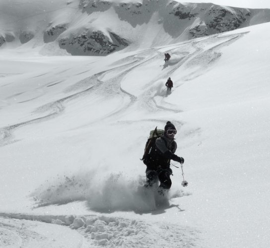 Descente en poudreuse début avril