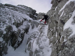 goulotte de glace Aravicimes : descente en rappel de la longueur en neige plaquée