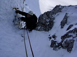 goulotte de glace Aravicimes : sortie du ressaut sous le tunnel