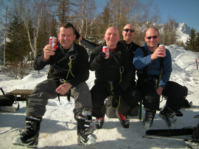 Les anglais et la bière, ça ne rigole pas !! Aux Mottets après la Vallée Blanche