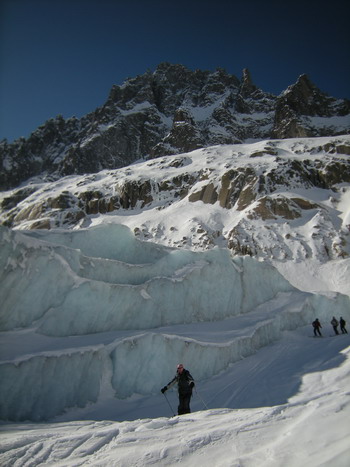 Entre les crevasses de la Mer de Glace, sous les aiguilles de Chamonix