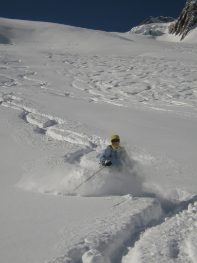 Belle neige poudreuse dans la variante du Rognon à la Vallée Blanche