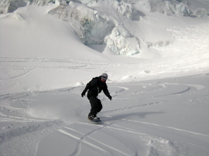 Gaël en snowboard dans les séracs de la Vallée Blanche