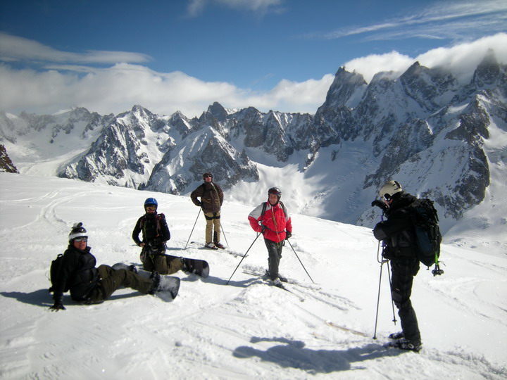 Descente du glacier de l'Envers du Plan, sur fond de Grandes Jorasses