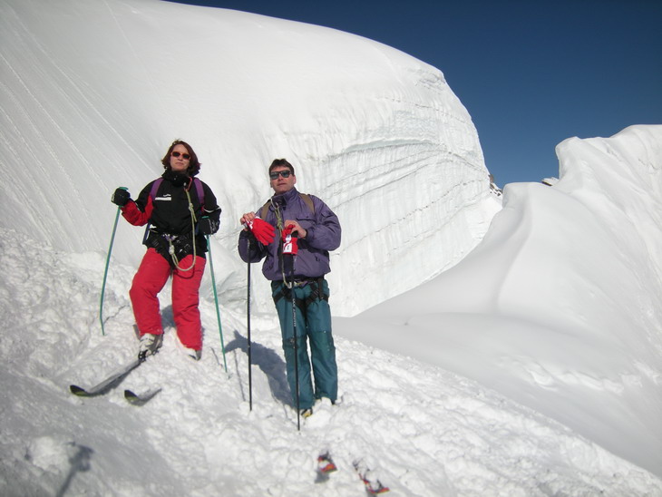 Philippe et Catherine près des séracs de l'Envers du Plan pendant la descente de la Vallée Blanche