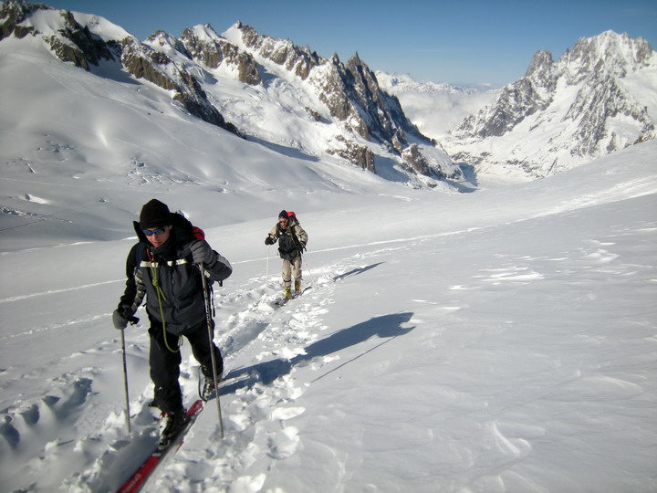 Le premier jour, remontée à Helbronner en ski de randonnée en traversant la Vallée Blanche Le premier jour, remontée à Helbronner en ski de randonnée en traversant la Vallée Blanche