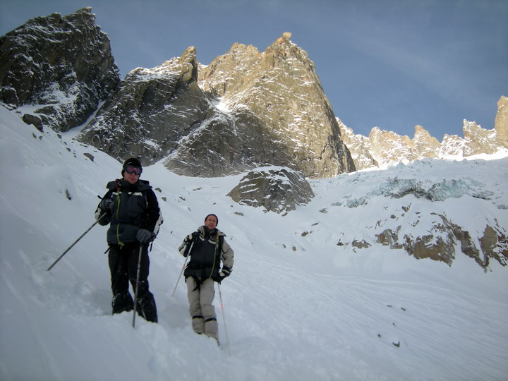 Descente des couloirs au départ du refuge du Requin pour finir la Vallée Blanche Descente des couloirs au départ du refuge du Requin pour finir la Vallée Blanche