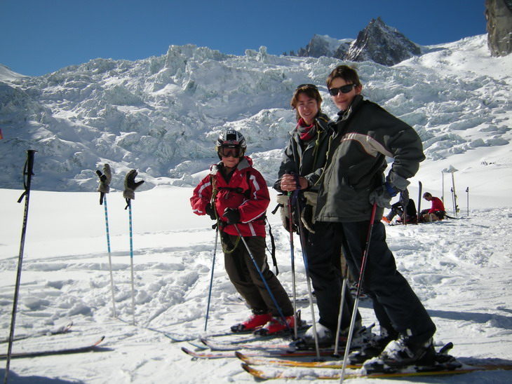 Les jeunes à la Vallée Blanche, au pied des séracs