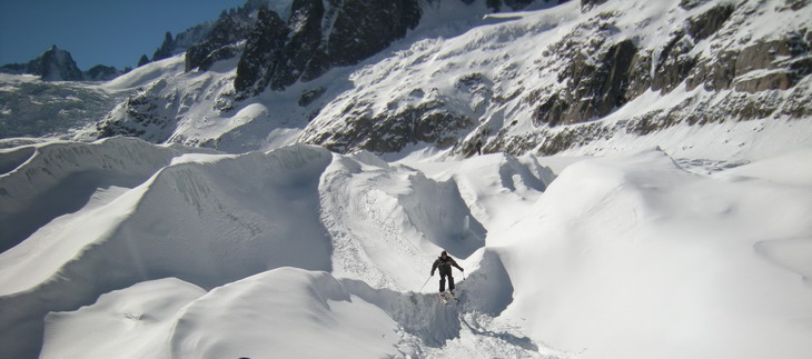 Saut dans les méandres de la mer de Glace, en bas de la Vallée Blanche