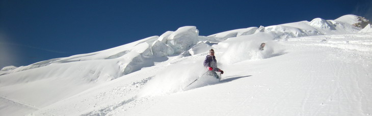 Grosse neige poudreuse dans le haut de l'Envers du Plan pendant la descente de la Vallée Blanche