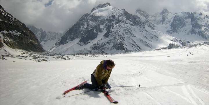 Sur la Mer de Glace : Emilie se bat avec la neige molle ! Sur la Mer de Glace, vers la fin de la Vallée Blanche
